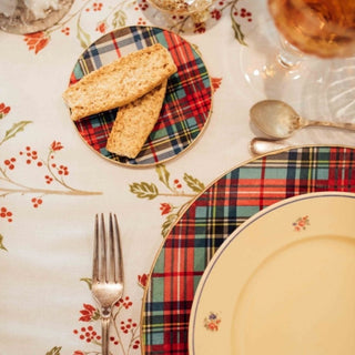 Conjunto bajo platos y platos de pan redondos escocés verde