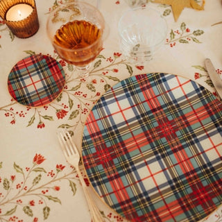 Conjunto bajo platos y platos de pan redondos escocés verde