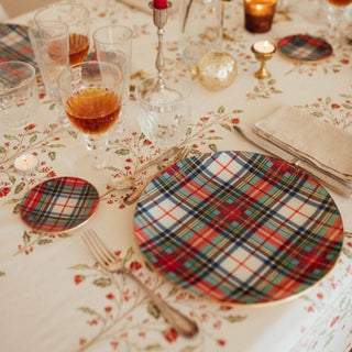 Conjunto bajo platos y platos de pan redondos escocés verde