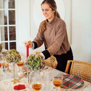 Conjunto bajo platos y platos de pan redondos escocés verde